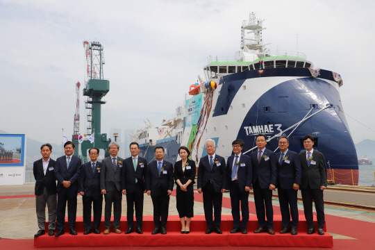 이평구 한국지질자원연구원장(왼쪽 여덟번째)과 관계자들이 6일 부산 영도에서 첨단 3D·4D 물리탐사연구선 '탐해 3호' 진수식을 갖고 기념촬영을 하고 있다.  지질자원연 제공